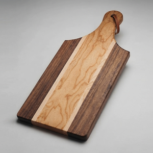 Tabla de cortar de madera a rayas tricolor con elegante mango integrado y orificio para colgar, panel clásico de contraste de dos tonos. - Product Image 3