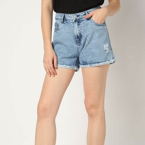 Shorts décontractés pour femme en denim personnalisable, taille haute, fermeture boutonnée, délavage clair, en tissu polyester et coton - Product Image 1