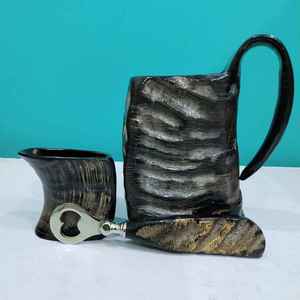 Jarra Vikinga Hecha a Mano con Cuerno de Búfalo Natural, con Copa de Cuerno Corta y Abridor de Botellas Funcional - Product Image 1