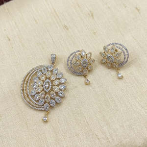 Ensemble élégant Royal American Platinum pour femmes, collier avec pendentif en diamant et boucles d'oreilles assorties, idéal pour les fêtes, les mariages, les festivals - Product Image 1