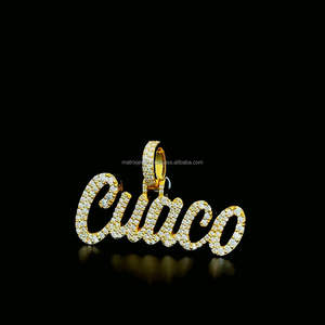 Design attrayant 2.49 TCW unisexe personnalisé glacé 925 argent jaune plaqué or nom cursif lettre Moissanite diamant pendentif - Product Image 4