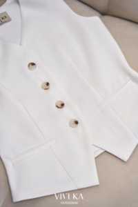 เสื้อกั๊กสตรีสีขาวทรงสั้นลำลอง คอวี ตัดเย็บอย่างดี กระดุมทอง ดีไซน์หรูหรา ผ้าทอเนื้อดี ยี่ห้อ DELWYN - Product Image 5
