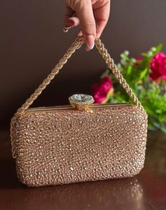 Sac sophistiqué à cadre noir avec accents de feuilles en cristal et poignée dorée. Disponible aux prix de gros. Pure élégance. - Product Image 5
