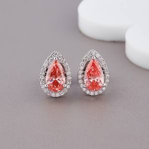 Boucles d'oreilles clous en or blanc/rose/jaune 9 carats avec halo de diamants roses de forme poire cultivés en laboratoire, plaqué rhodium de luxe, certifiées IGI - Product Image 1