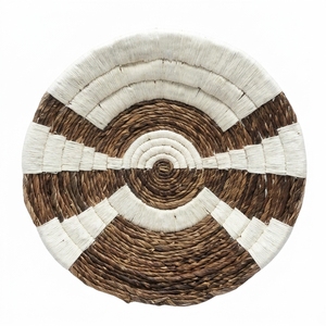 Panier mural en macramé en écorce de bananier naturelle, plateau peu profond rond à rayures géométriques en arc, décoration artistique pure pour aménagement de pièce, artisanat bohème - Product Image 1