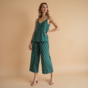 Ensemble de salon à fleurs vertes et blanches pour femmes, camisole et pantalon de pyjama décontracté avec poches. - Product Image 1