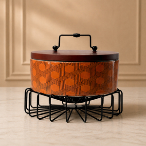 Bol de service géométrique en métal orange de style moderne avec couvercle en bois et support décoratif en fer blanc et poignée pour une restauration haut de gamme - Product Image 1