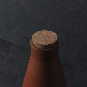 Bouteille artisanale en terre cuite grande avec bouchon en liège et couvercle en bois - 900ml - Product Image 3