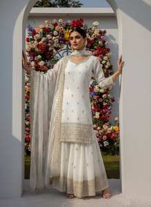 Ensemble de robe Sharara de créateur avec broderies et dupatta – Tenue ethnique pour femmes pour les mariages et les fêtes - Product Image 3