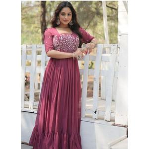 Vestido Anarkali de lujo con bordado de diseñador de Fatema Fashion, completamente cosido, para bodas y fiestas, incluyendo estilo indio/pakistaní. - Product Image 1