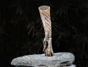 Corne à boire traditionnelle viking en corne de buffle, thème Amour, durable, faite à la main, avec support et gravures personnalisées, pour cadeau d'entreprise - Product Image 4