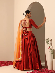 Lehenga Choli Rojo con Detalles en Naranja y Dupatta en Contraste |   Ropa Étnica Tradicional India de Diseño para Bodas y Fiestas para Mujeres - Product Image 3
