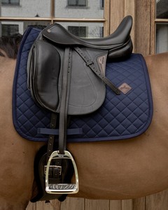 Tapis de selle de dressage matelassé en cuir respirant pour l'équitation, couleur et logo personnalisables - Product Image 1