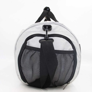 Sac de sport en polyester gris clair avec fermeture éclair et compartiment à chaussures pour l'exercice et le fitness - Product Image 5