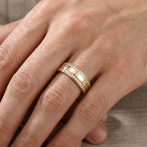 Anillo de Eternidad AMBER JEWELS Chapado en Oro de 18K con Moissanita de Corte Brillante Redondo y Engaste de Canal, Anillo de Boda Clásico Unisex - Product Image 5