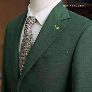 Costume de luxe vert mousse sur mesure, comprenant une veste à simple boutonnage et un pantalon assorti de la collection Natural Color. - Product Image 3