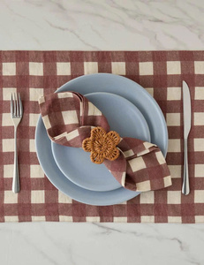 Ensemble de serviettes de table en forme de fleurs délicates pour une présentation de table élégante et raffinée. - Product Image 4
