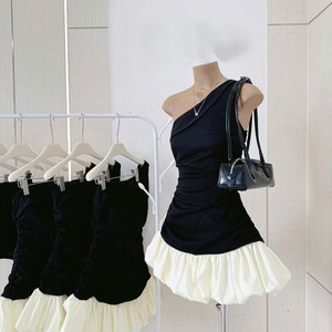 Ensemble 2 pièces pour femme OEM, haut noir vintage élégant à une épaule et jupe bouffante blanche, en coton bambou, coupe ajustée, dentelle brodée - Product Image 3