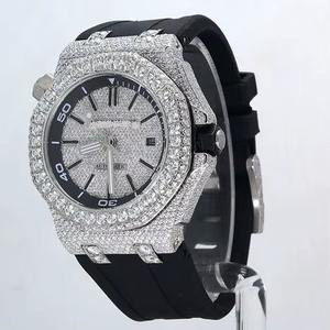 Montre en diamant avec logo personnalisé, fabrication indienne, sertie de cristaux lourds, pour la promotion de la marque, disponible à la vente. - Product Image 6