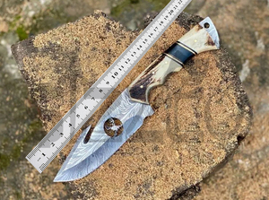Cuchillo de caza OEM Wirecut de acero de Damasco, tipo Skinner, con mango de asta de ciervo, gancho para desollar, hoja fija, para camping, actividades al aire libre y EDC, con funda de cuero - Product Image 2