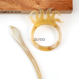 Épingle à châle élégante en corne de bœuf naturelle et bois, faite à la main, en forme de pieuvre, minimaliste et élégante, pour filles - Product Image 1