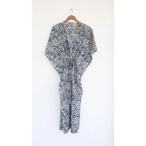 Vestido Kaftan Maxi con Estampado Floral en Bloques Grises Estilo Boho Chic, Cuello en V, Corte Holgado, Algodón, Informal, para Vacaciones y Playa - Product Image 1
