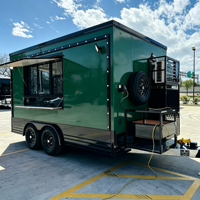 Remorque de cuisine mobile entièrement équipée avec plancha, comptoir de travail, armoires noires, prête pour la vente de hot-dogs, sandwichs, grillades et plats chauds