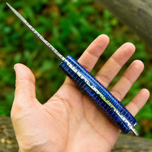 Couteau de camping à lame fixe en acier Damas fait main avec manche en résine bleue nid d'abeille et étui en cuir - Product Image 5
