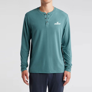 Chemise Henley décontractée avec détail boutonné sur le devant et tissu léger pour un port facile, chemise Henley élégante - Product Image 2
