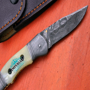Cuchillo de caza Imperial de acero de Damasco con hoja de punta caída, filo biselado y funda de cuero - Product Image 1