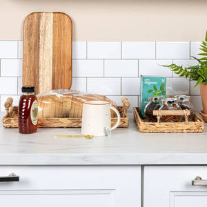 Un plateau rectangulaire bas avec poignées en rotin, idéal pour la cuisine pour contenir des épices. - Product Image 4