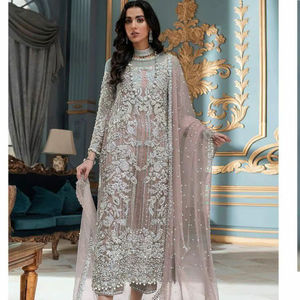 Ensemble de Lehenga de mariée en modal, design tendance, doux, en organza lourd, broderie de séquence, travail de diamants, première fois, nettoyage à sec - Product Image 3