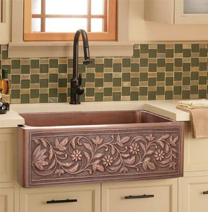 Fregadero doble curvo de cobre estilo farmhouse con un acabado texturizado y envejecido en las paredes exteriores e interiores. - Product Image 5