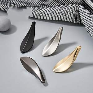 Gancho de Pared de Latón Hecho a Mano, Gancho de Latón Simple para un Aspecto Interior Limpio, Gancho de Latón Minimalista para Decoración de Pared Moderna - Product Image 1