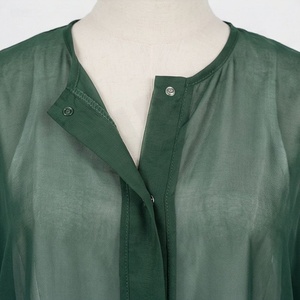 Abaya en Viscose Soyeuse pour Femmes – Robe Longue Ample en Soie Musulmane – Vêtement Islamique Élégant Deux Pièces – Vente en Gros - Product Image 4