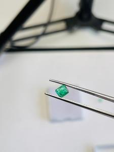 Par de Esmeraldas Naturales de Zambia, Certificadas por IGI, Calidad AAA, Brillo Superior, Color Verde, Pulido Perfecto, 5-8mm, 0.83cts - Product Image 2