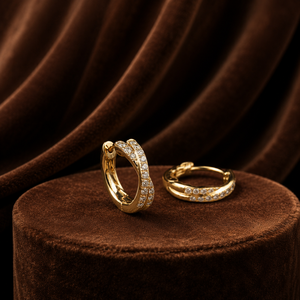 Pendientes de Aro con Diamantes Redondos Trenzados, Elegantes Aros Huggie de Oro Amarillo de 14K para Mujer, Pendientes de Diseño Atemporal - Product Image 1