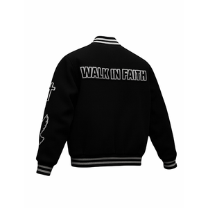เสื้อแจ็คเก็ตวาร์ซิตี้แบบมีฮู้ดสำหรับผู้ชาย รุ่น Believer His Grace Is Enough กันน้ำ เป็นมิตรกับสิ่งแวดล้อม สีดำ ทำจากผ้าขนสัตว์  แบบ Letterman  สำหรับเบสบอล  ตกแต่งด้านหน้าด้วยตัวอักษรแบบกำหนดเอง - Product Image 4