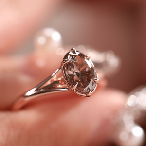 Bague solitaire élégante en or poli miroir avec diamant de laboratoire champagne taille ovale 1 carat, style vintage, 6 griffes - Product Image 1