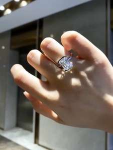 แหวนหมั้นเพชรทรงเอเมอรัลด์สำหรับผู้หญิง ทอง 14k สไตล์คลาสสิก เพชรเพาะเลี้ยงในห้องปฏิบัติการ รับรองโดย IGI - Product Image 2