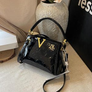 Bolso Bandolera de Lujo al por Mayor Estilo Coreano con Diseño de Letras Grabadas, Bolso de Hombro de Cuero Charol con Superficie Brillante - Product Image 2