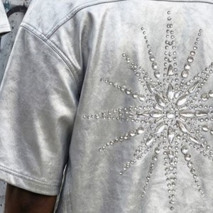เสื้อยืดเจอร์ซีย์ผ้าฝ้ายแท้ 100% ประดับคริสตัลแบบกำหนดเอง สำหรับผู้ชาย หรูหรา สีเงินเมทัลลิก ลายดาว  ทรงโอเวอร์ไซส์ สไตล์สตรีทแวร์ - Product Image 6