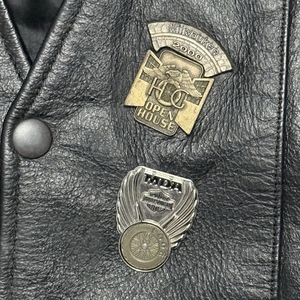 Gilet de motard en cuir véritable pour homme avec côtés à lacets, fermeture boutonnée, plusieurs poches et patch brodé d'aigle au dos - Product Image 4