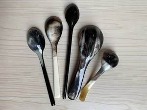 ช้อนทำมือลายสัตว์จากเขาควาย ดีไซน์ใหม่ ด้ามยาว ขัดเงา คุณภาพสูง โดย Curio Craft - Product Image 1