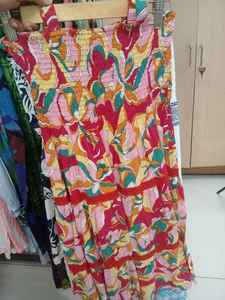 Túnica sin Mangas con Estampado Floral Oscuro Vibrante, Cuello en V, Blusa Boho Chic, Algodón Elástico, Motivos Florales Multicolores - Product Image 4