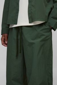 Pantalon de survêtement vert pour homme, taille élastique avec cordon de serrage, décontracté, avec logo de marque imprimé sur la jambe droite, en polyester mi-lourd, idéal pour l'automne - Product Image 5