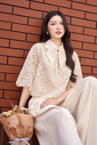 Blusa de Encaje Floral Crema para Mujer, 100% Poliéster, con Detalle de Lazo, Cuello con Muescas, Manga Media, Dobladillo Festoneado, Estilo Femenino CARTER - Product Image 3