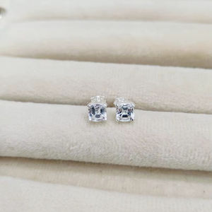 Boucles d'oreilles clous en saphir blanc, argent sterling 925, taille coussin, faites à la main, plaqué or, pierre de naissance de avril, cadeau d'anniversaire pour femme - Product Image 1