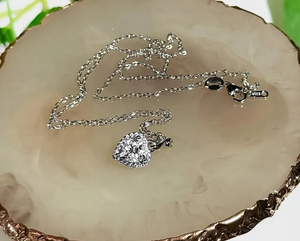 Pendentif et collier en argent 925 avec moissanite en forme de cœur de 1 carat et halo de diamants - Product Image 1