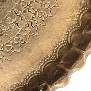 Plateau rond décoratif en laiton avec calligraphie, idéal pour le service du Ramadan, les buffets, les repas Iftar et les présentations festives, provenant d'Inde. - Product Image 2